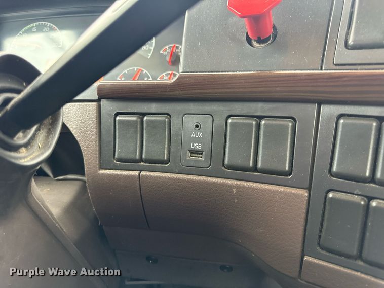 image for item EN5223 2014 Volvo VNL truck cab and chassis