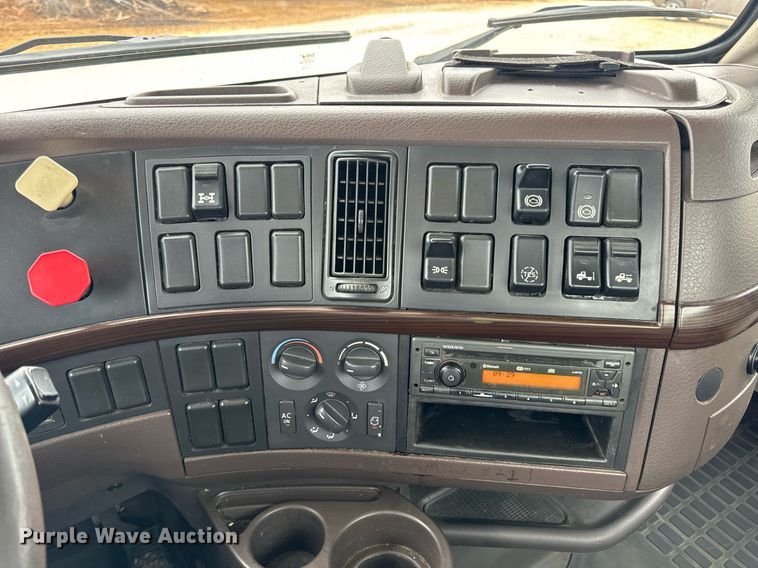 image for item EN5223 2014 Volvo VNL truck cab and chassis