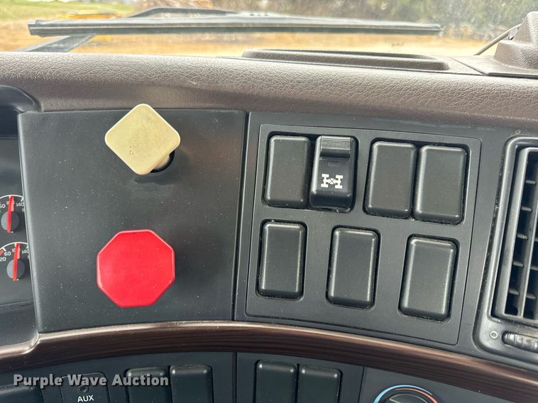 image for item EN5223 2014 Volvo VNL truck cab and chassis