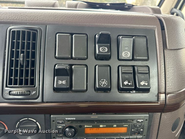 image for item EN5223 2014 Volvo VNL truck cab and chassis