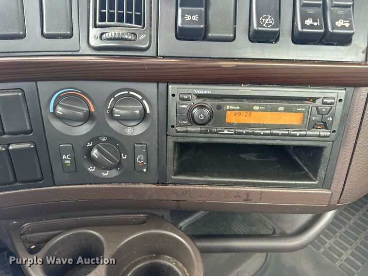 image for item EN5223 2014 Volvo VNL truck cab and chassis