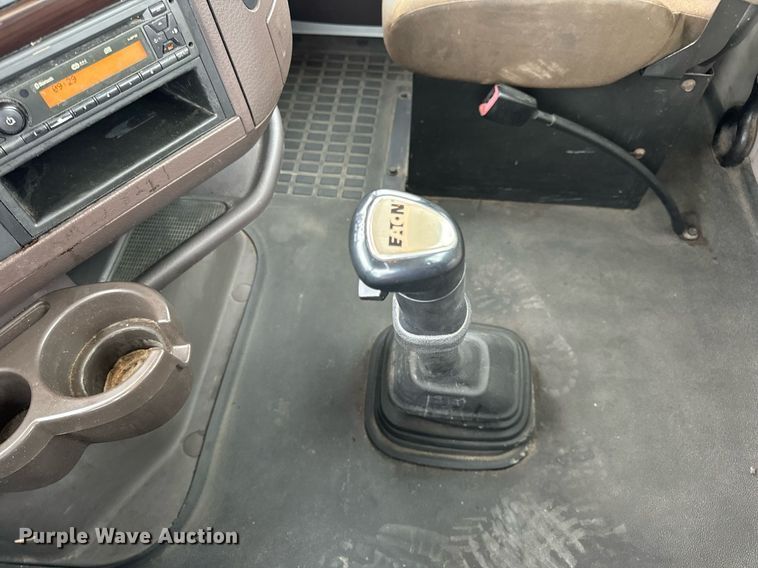 image for item EN5223 2014 Volvo VNL truck cab and chassis