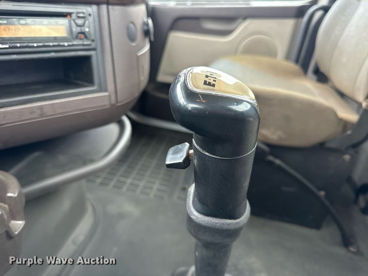 image for item EN5223 2014 Volvo VNL truck cab and chassis