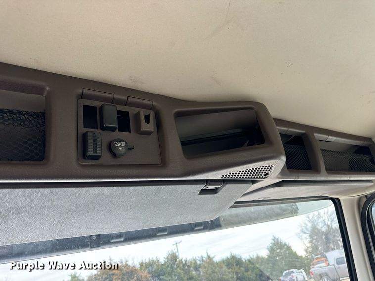 image for item EN5223 2014 Volvo VNL truck cab and chassis