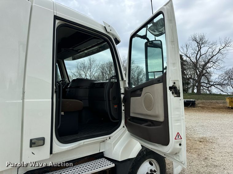 image for item EN5223 2014 Volvo VNL truck cab and chassis