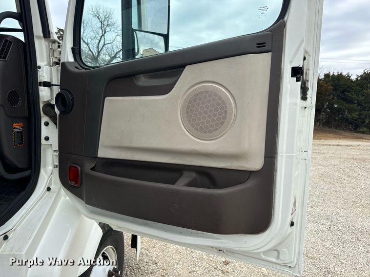 image for item EN5223 2014 Volvo VNL truck cab and chassis