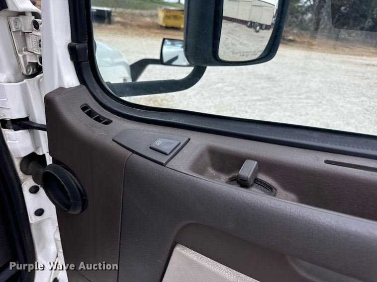 image for item EN5223 2014 Volvo VNL truck cab and chassis