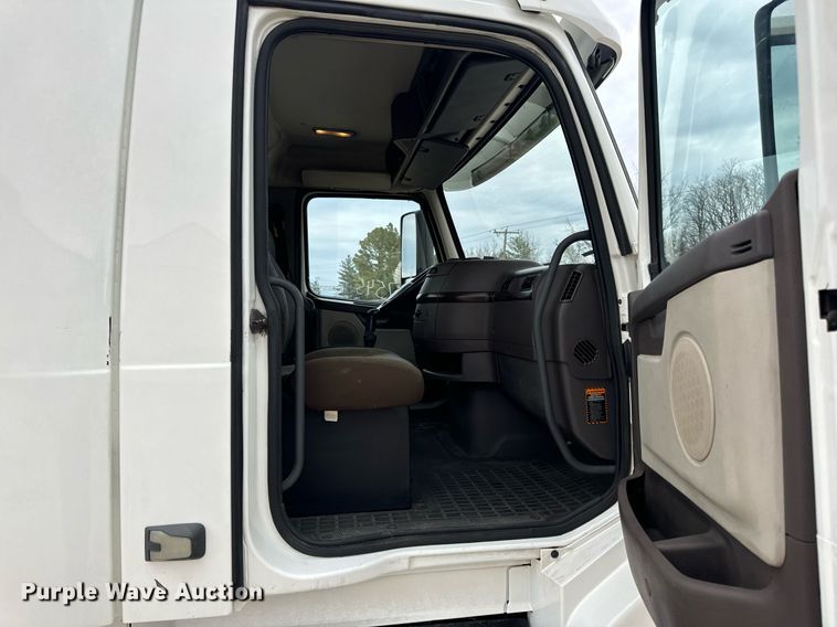 image for item EN5223 2014 Volvo VNL truck cab and chassis
