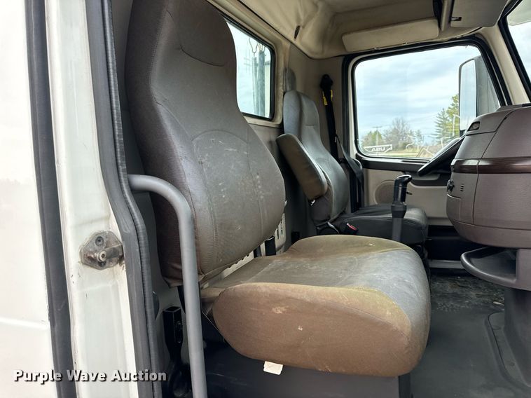 image for item EN5223 2014 Volvo VNL truck cab and chassis