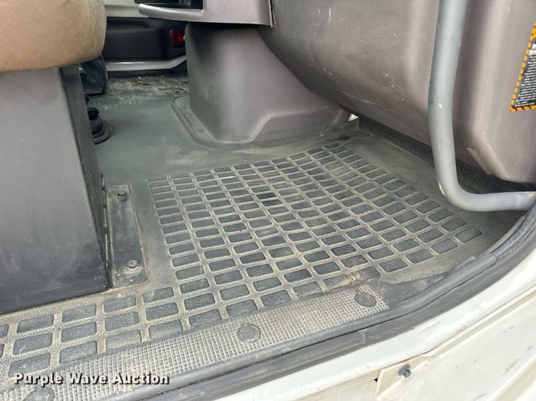 image for item EN5223 2014 Volvo VNL truck cab and chassis