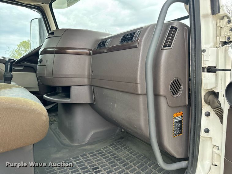 image for item EN5223 2014 Volvo VNL truck cab and chassis