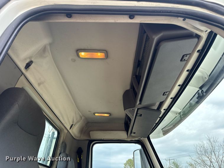 image for item EN5223 2014 Volvo VNL truck cab and chassis