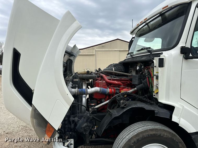 image for item EN5223 2014 Volvo VNL truck cab and chassis