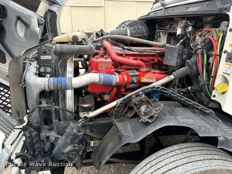 image for item EN5223 2014 Volvo VNL truck cab and chassis