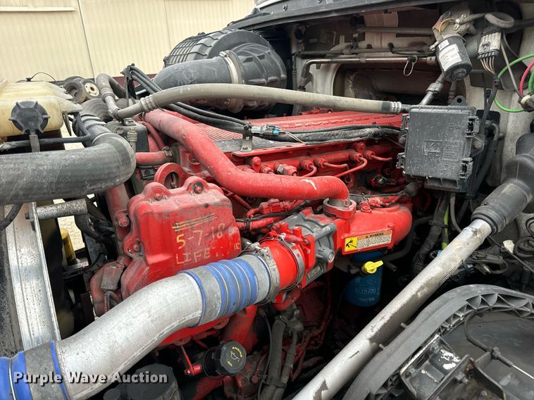 image for item EN5223 2014 Volvo VNL truck cab and chassis