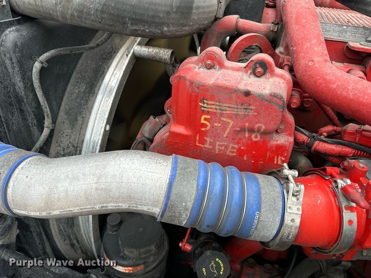 image for item EN5223 2014 Volvo VNL truck cab and chassis