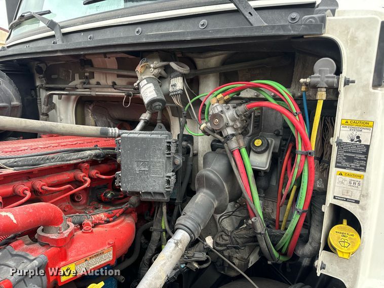 image for item EN5223 2014 Volvo VNL truck cab and chassis