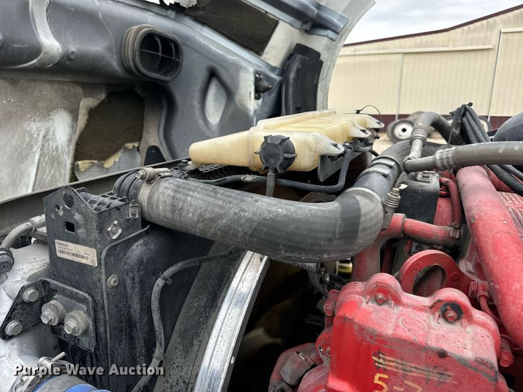 image for item EN5223 2014 Volvo VNL truck cab and chassis