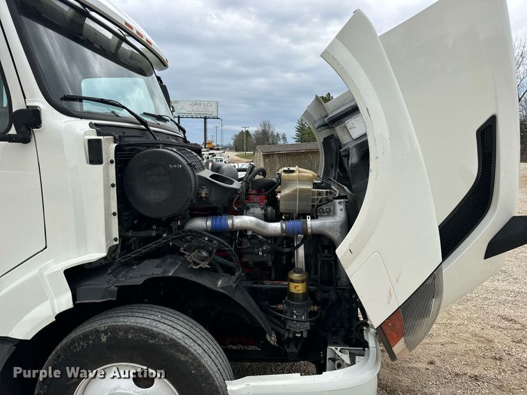 image for item EN5223 2014 Volvo VNL truck cab and chassis