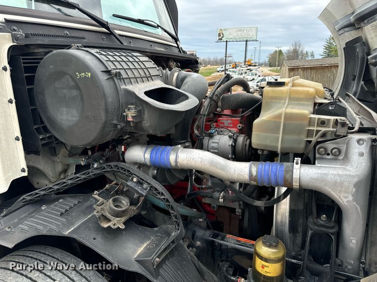 image for item EN5223 2014 Volvo VNL truck cab and chassis