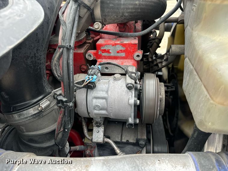 image for item EN5223 2014 Volvo VNL truck cab and chassis