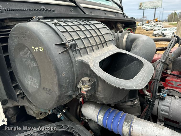 image for item EN5223 2014 Volvo VNL truck cab and chassis