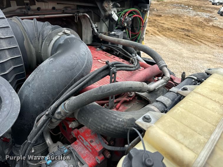 image for item EN5223 2014 Volvo VNL truck cab and chassis