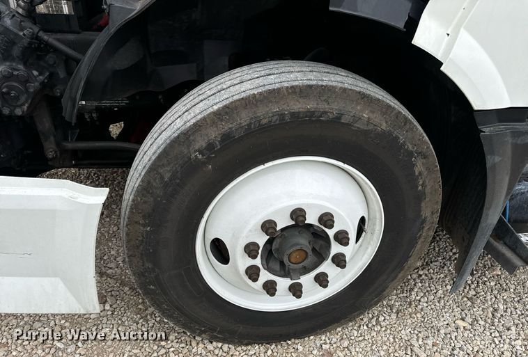 image for item EN5223 2014 Volvo VNL truck cab and chassis