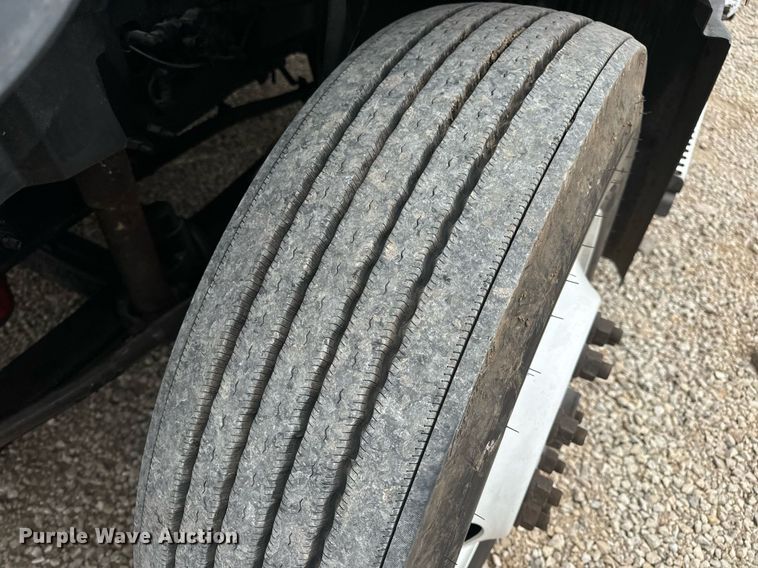 image for item EN5223 2014 Volvo VNL truck cab and chassis