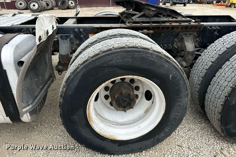 image for item EN5223 2014 Volvo VNL truck cab and chassis