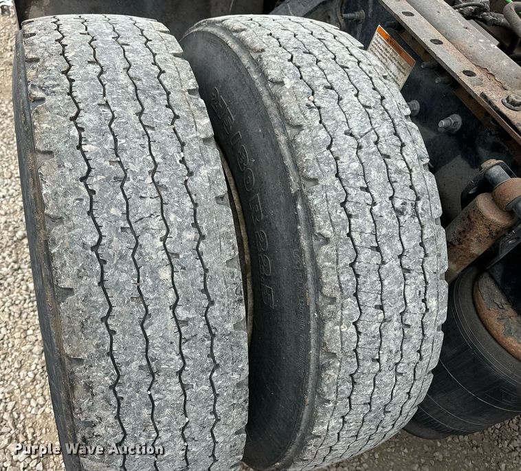 image for item EN5223 2014 Volvo VNL truck cab and chassis