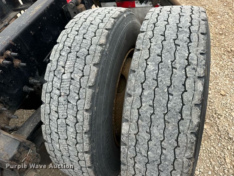 image for item EN5223 2014 Volvo VNL truck cab and chassis