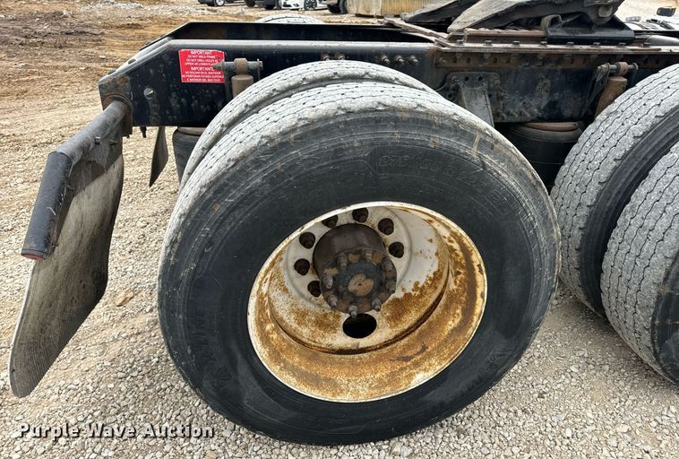 image for item EN5223 2014 Volvo VNL truck cab and chassis