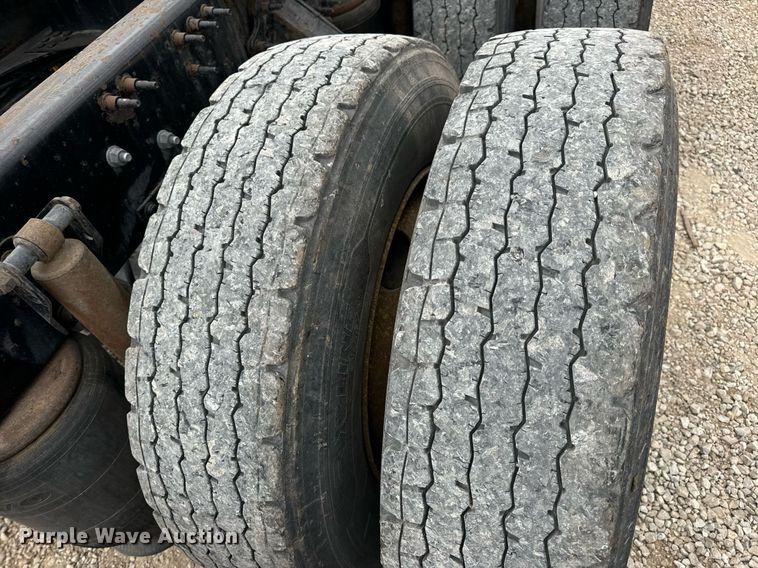 image for item EN5223 2014 Volvo VNL truck cab and chassis