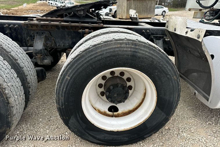 image for item EN5223 2014 Volvo VNL truck cab and chassis