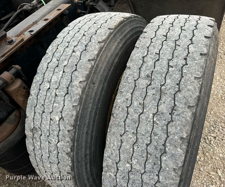 image for item EN5223 2014 Volvo VNL truck cab and chassis