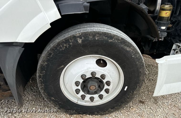 image for item EN5223 2014 Volvo VNL truck cab and chassis