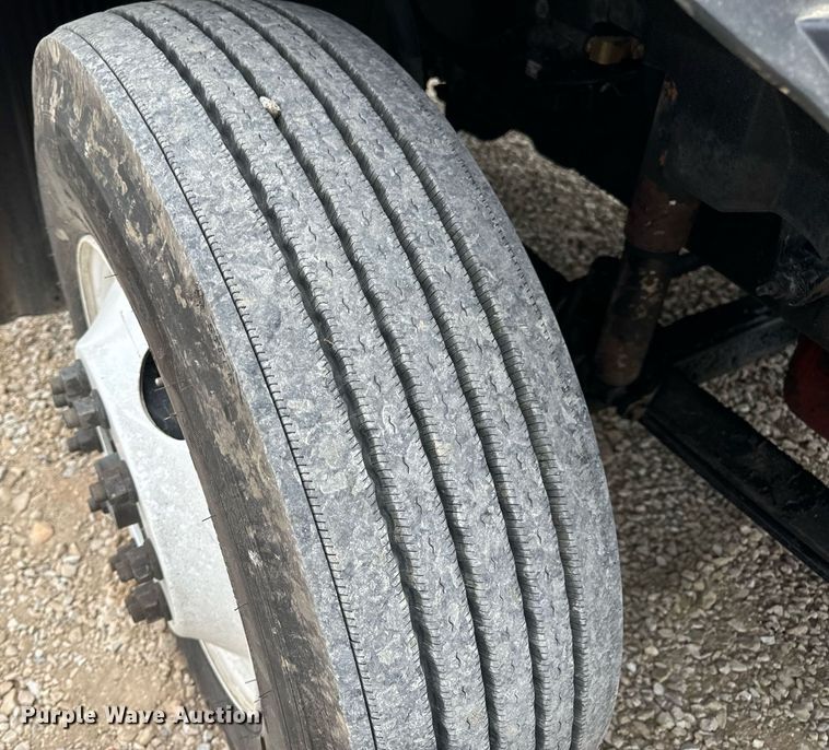 image for item EN5223 2014 Volvo VNL truck cab and chassis