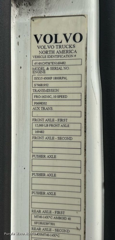 image for item EN5223 2014 Volvo VNL truck cab and chassis