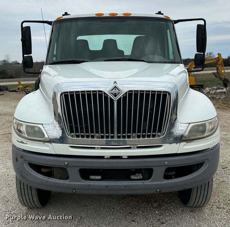 image for item EN5225 2010 International 4400 DuraStar truck cab and chassis