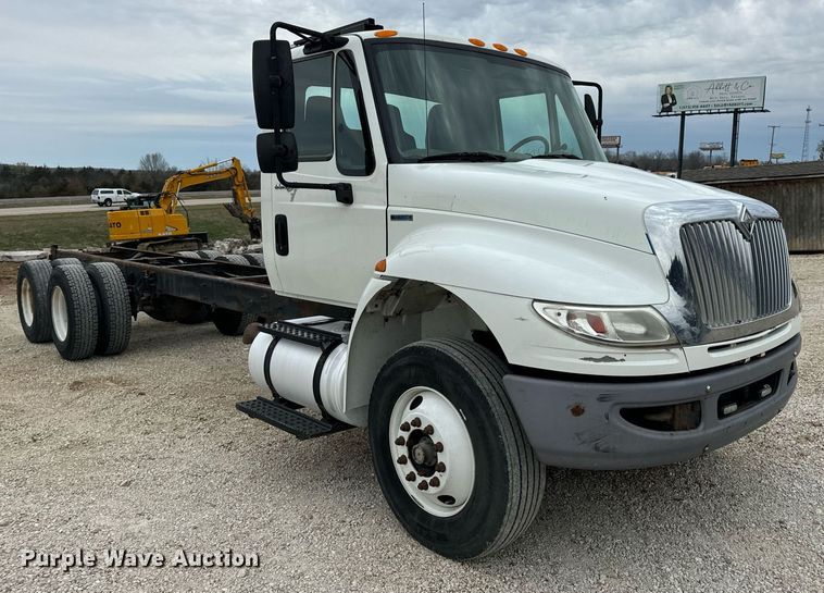 image for item EN5225 2010 International 4400 DuraStar truck cab and chassis