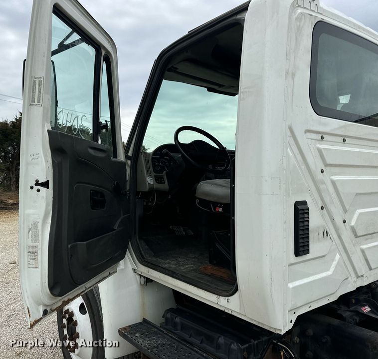 image for item EN5225 2010 International 4400 DuraStar truck cab and chassis