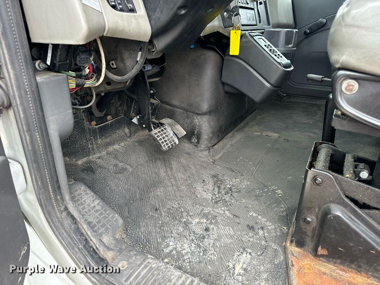 image for item EN5225 2010 International 4400 DuraStar truck cab and chassis