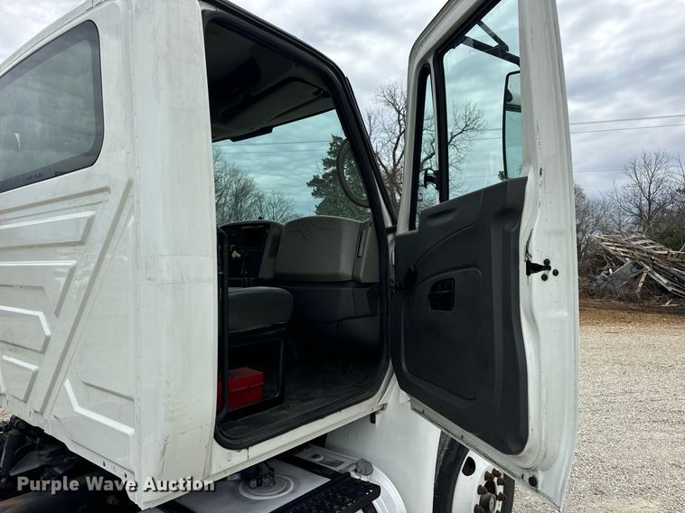 image for item EN5225 2010 International 4400 DuraStar truck cab and chassis