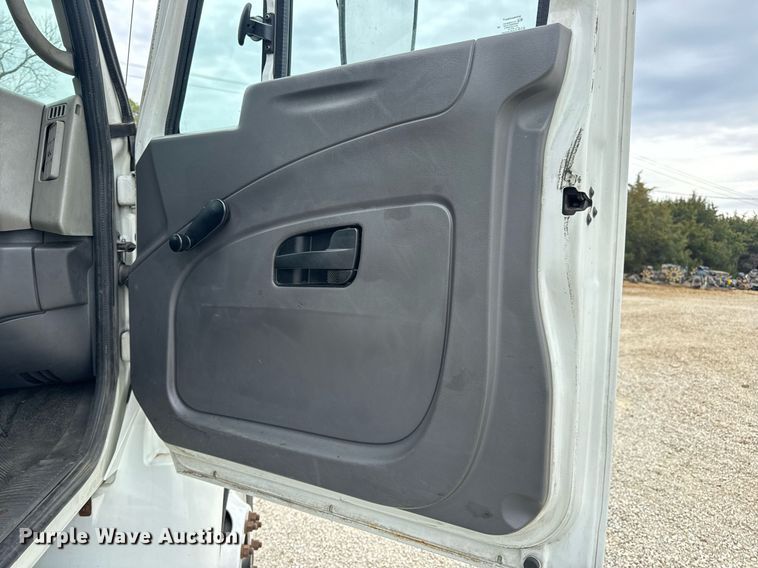 image for item EN5225 2010 International 4400 DuraStar truck cab and chassis