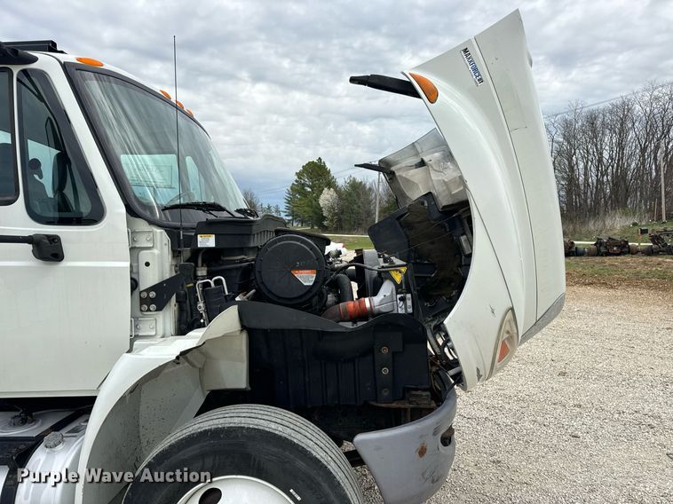 image for item EN5225 2010 International 4400 DuraStar truck cab and chassis