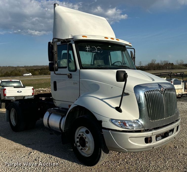 image for item EN5226 2004 International 8600 semi truck