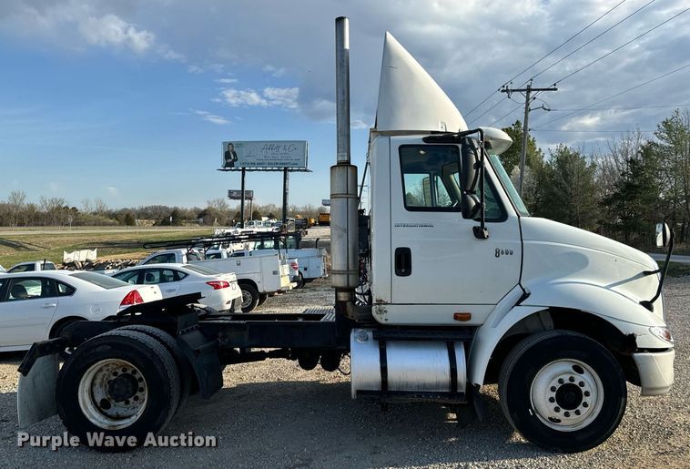 image for item EN5226 2004 International 8600 semi truck