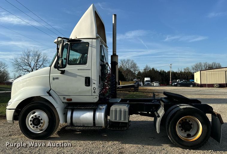 image for item EN5226 2004 International 8600 semi truck