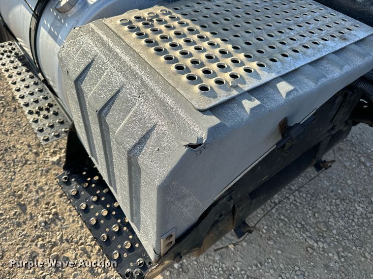 image for item EN5226 2004 International 8600 semi truck